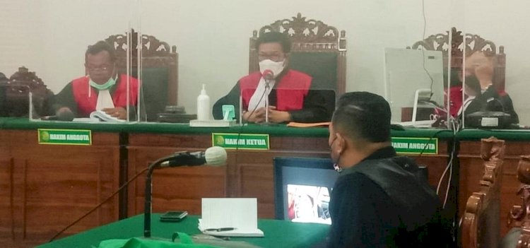 Hakim Erentua Damanik saat membacakan amar vonis onslagh terdakwa Lily Yunita/RMOLJatim