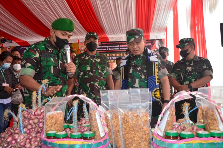  KASAD Jendral Dudung saat Tinjau Stan Produk unggulan dari Jajaran Korem 083/Bdj 