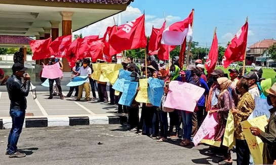 Ratusan petani di Kabupaten Blitar yang tergabung dalam Front Perjuangan Petani Mataraman, menggelar aksi unjukrasa, Rabu (2/2)/Ist