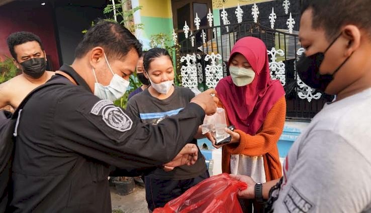 Jurnalis Ponorogo, Polres Ponorogo dan Komunitas Pecinta Cupang Ponorogo melakukan fogging dan pembagian cupang/Ist