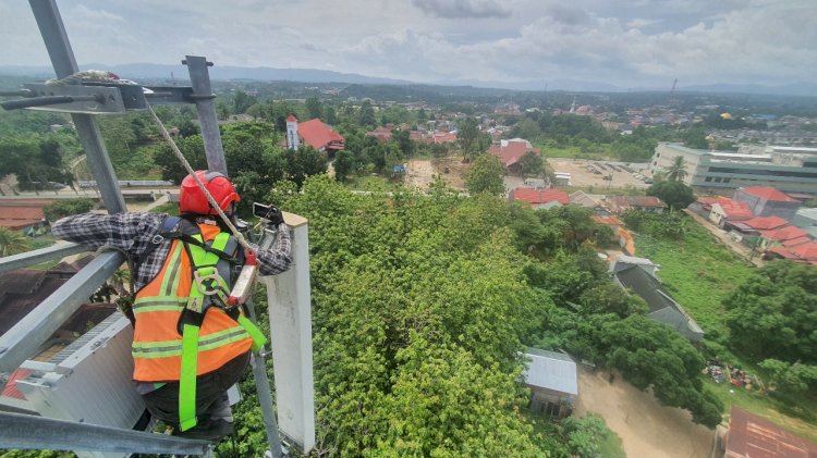 Teknisi sedang bekerja dengan perangkat Base Transceiver Station (BTS) milik XL Axiata yang berlokasi di Kelurahan Wundudopi, Kecamatan Baruga, Kota Kendari, Sulawesi Tenggara/Ist    