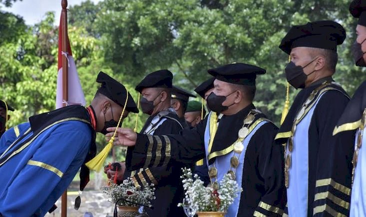 KASAD Jenderal Dudung Abdurachman saat kukuhkan 50 wisudawan D4 Angkatan III Poltekad Kodiklatad di Kota Batu/Ist