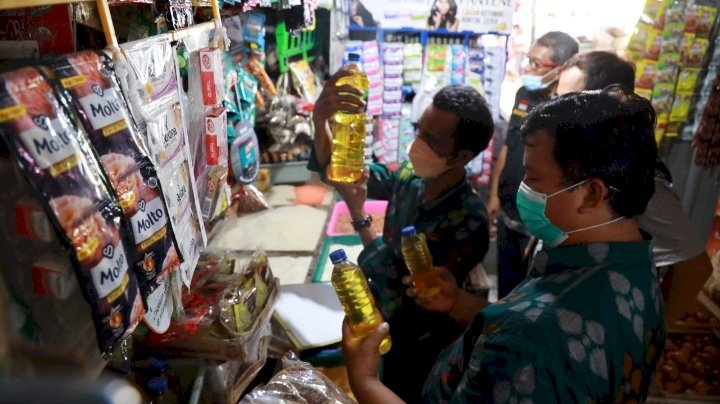 Petugas gabungan saat sidak minyak goreng