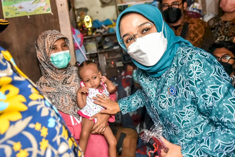 Ketua TP PKK Surabaya Rini Indriyani mengunjungi balita stunting Lailla Fitria/RMOLJatim