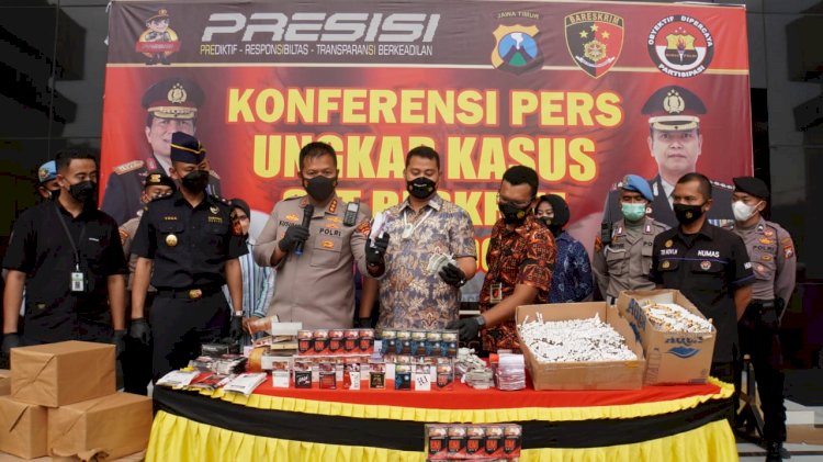 Konferensi pers kasus rokok tanpa pita cukai bernilai ratusan juta rupiah/RMOLJatim