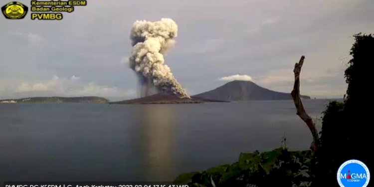 Erupsi Gunung Anak Krakatau yang terpantau Pusat Vulkanologi dan Mitigasi Bencana Geologi, Jumat, 4 Februari 2022/Ist