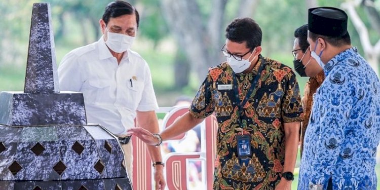 Menteri Pariwisata dan Ekonomi Kreatif, Sandiaga Uno bersama beberapa menteri di Candi Borobudur/Net