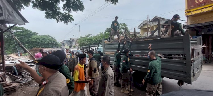 Satpol PP menertibkan bangli di bantaran Kali Tebu/Ist