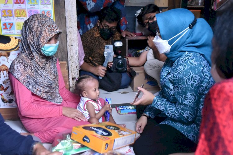 Ketua TP PKK Surabaya Rini Indriyani saat menginjungi balita Lailla Fitria/RMOLJatim