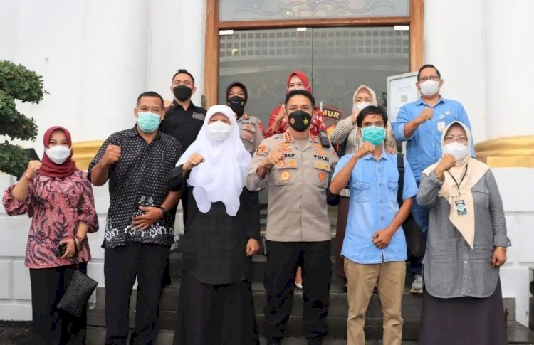 Orang Tua Siswa SMPN 49 Surabaya Korban bersama Kapoleestabes dan Wakil Ketua DPRD Surabaya usai mencabut Laporan penganiayaan/ist