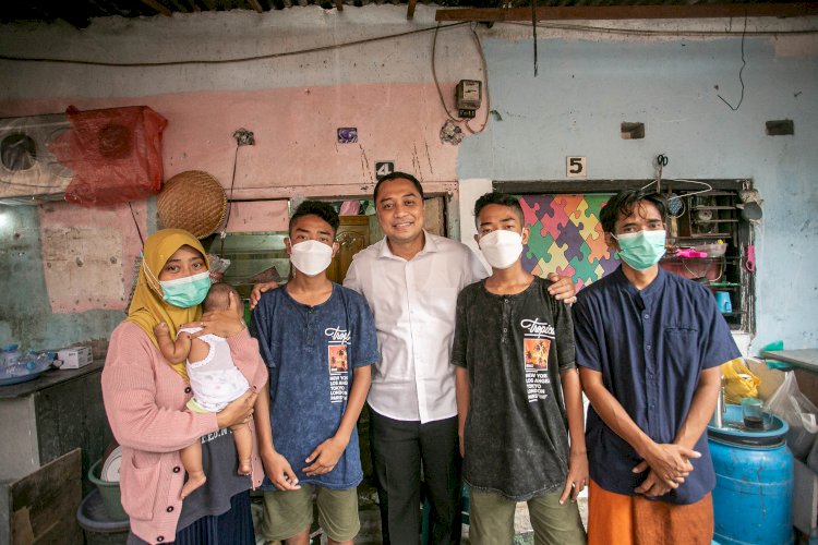 Wali Kota Eri saat menemui MR, siswa SMPN 49 Surabaya bersama keluarganya/RMOLJatim