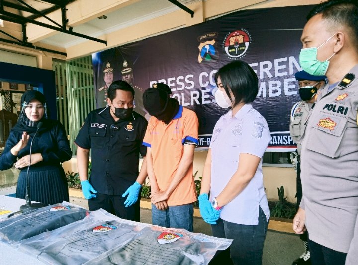 MA, tersangka pornografi bersama barang bukti saat press release di Mapolres Jember/RMOLJatim