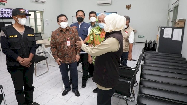 Gubernur Khofifah saat melakukan tinjauan bed/ ist