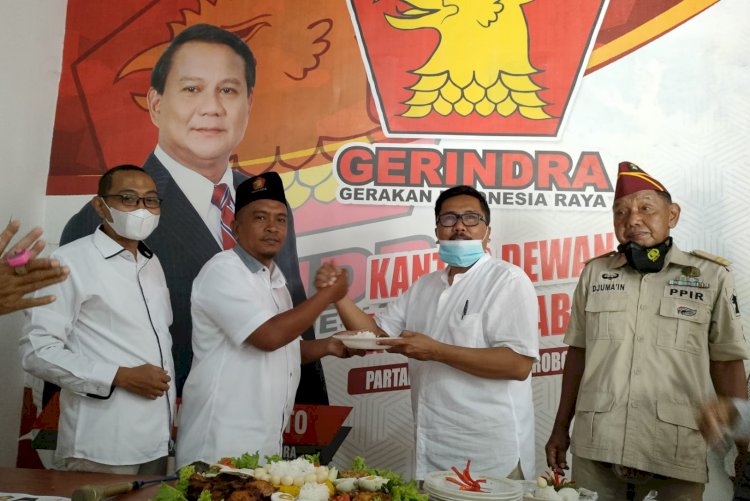 Ketua DPC Gerindra Kabupaten Probolinggo, saat menerima tumpeng dari Sekretaris DPC Gerindra/RMOLJatim