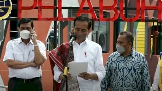 Tangkapan layar Luhut Binsar Pandjaitan asyik telepon saat Presiden Jokowi pidato/Repro