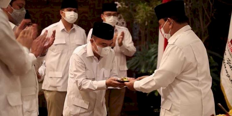 Ketua umum Prabowo Subianto saat berikan nasi tumpeng ke Sufmi Dasco Ahmad/Net