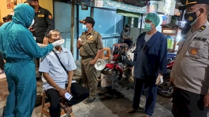 Pemkot Surabaya menggelar swab hunter di Makam Kembang Kuning/ist