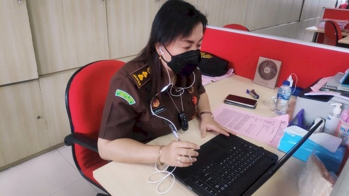 Jaksa Kejari Surabaya, Maryani Melindawati saat menerima pelimpahan tahap II secara online kasus pembunuhan anak yang dilakukan ibu kandungnya/Ist