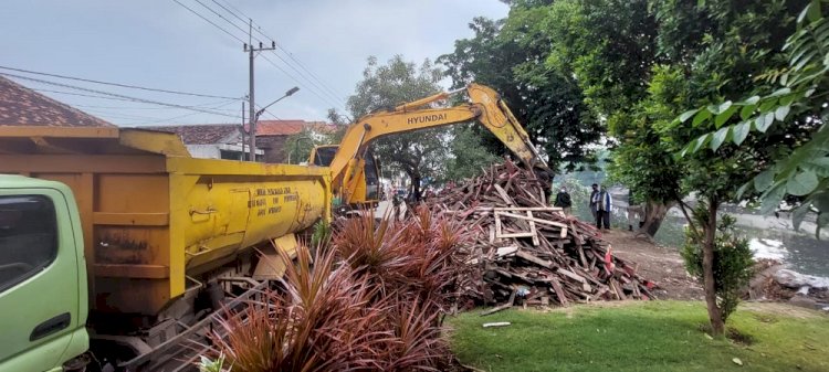  Alat berat DSDABM tertibkan bangli di Bantaran Kali Tebu/ist