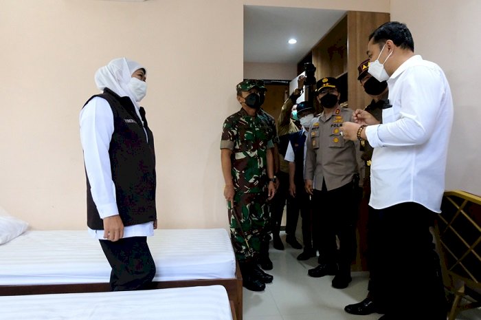 Gubernur Khofifah bersama forkopimda Jatim didampingi Wali Kota Eri saat kunker di tempat isoter di HAH di Sukolilo/RMOLJatim