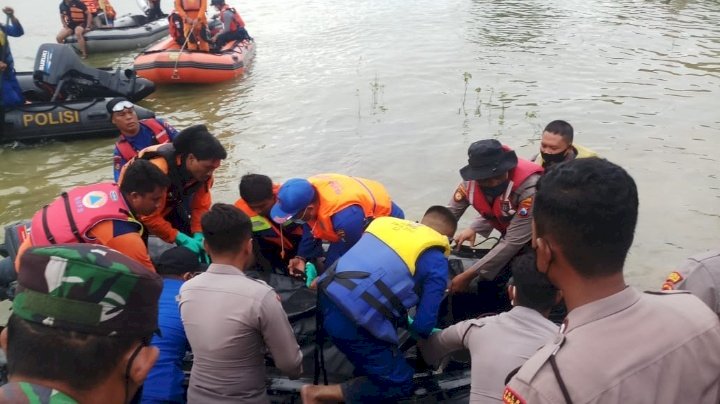 Tim SAR  Gabungan evakuasi  korban/RMOLJatim