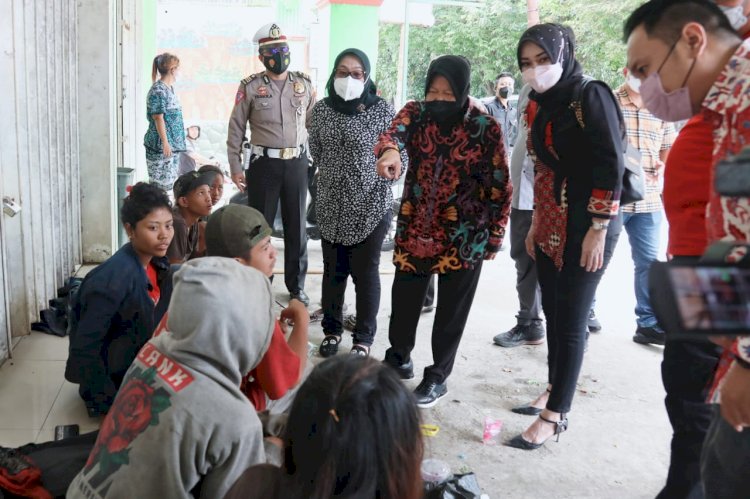 Mensos Risma Tengah Berhenti dijakan Mojoagung menghampiri Anak Jalanan/ist