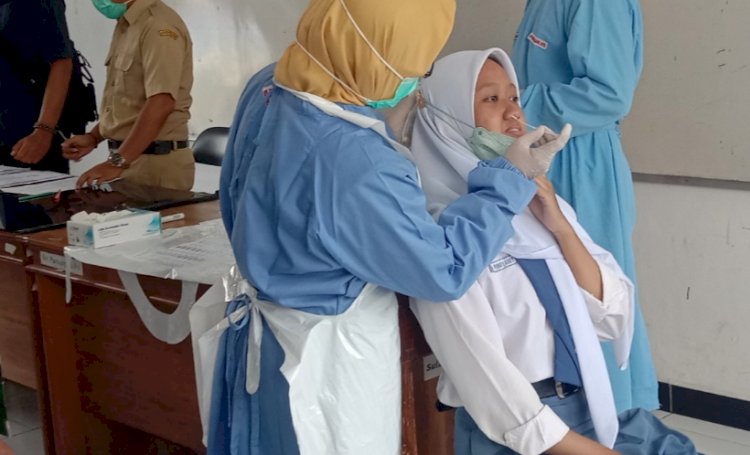  Suasana tes antigen pada siswa di Ngawi