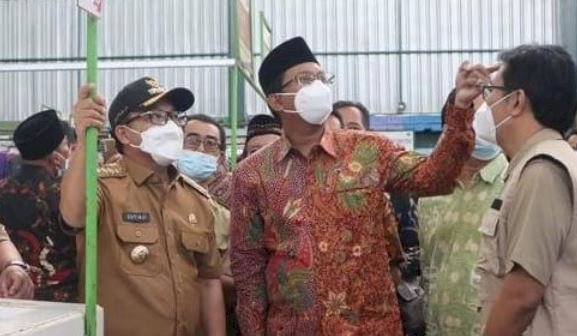 Wali Kota Malang Drs. H. Sutiaji mengenakan seragam dinas warna coklat (tengah) dan Bupati Sidoarjo H. Ahmad Muhdlor Ali mengenakan batik saat meninjau salah satu pasar di Kota Malang/Ist