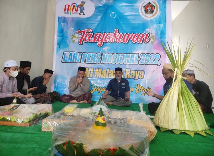 Ketua PWI Malang Raya, Cahyono (tengah) memakai seragam warna biru PWI/RMOLJatim