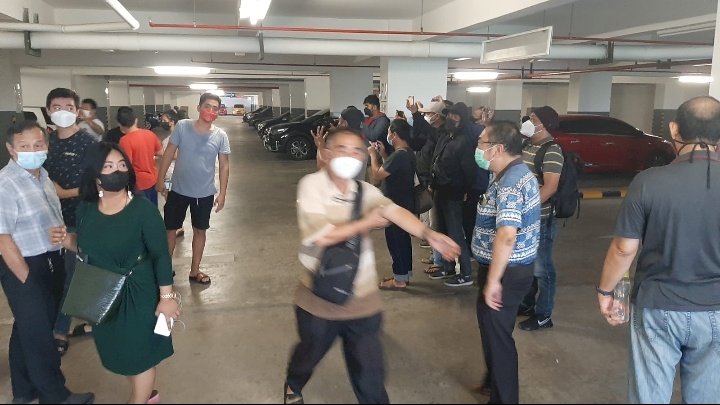 Penghuni apartemen melakukan protes.