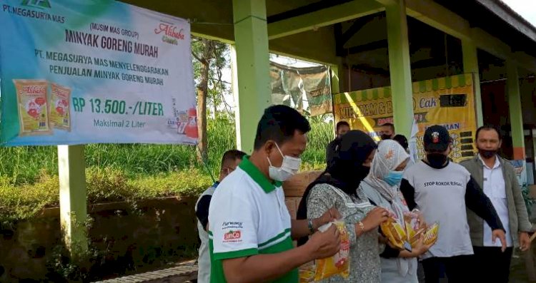 Diskoperindag membagikan minyak goreng di sela operasi pasar (sugianto/RMOLJatim)