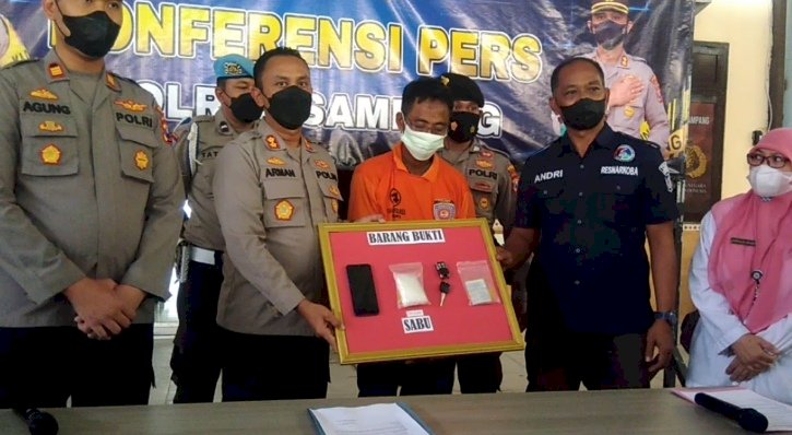 Kapolres Sampang AKB Arman saat merilis tersangka KAM, pemilik narkoba 103,10 gram sabu usai melakukan penangkapan di jalan raya Ketapang (Nouval/RMOLJatim)