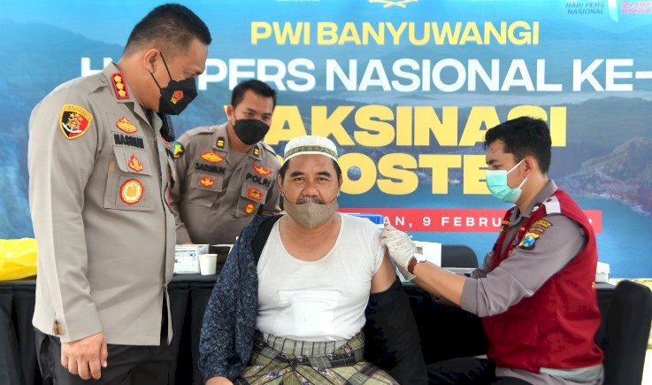 Kapolresta Banyuwangi, Nasrun Pasaribu menghadiri Peringatan HPN yang diisi Vaksinasi Booster (RMOLJatim/ist)