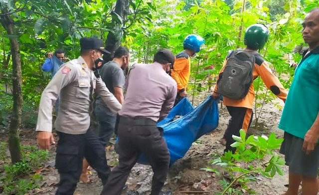 Kapolsek Padas AKP Juwahir memimpin evakuasi jenasah korban Agus Pujianto dari sungai/Ist