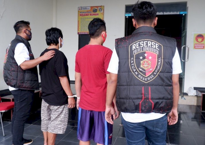 Polres Bondowoso saat menunjukkan pelaku dan penadah barang curian (RMOLJatim/ist)