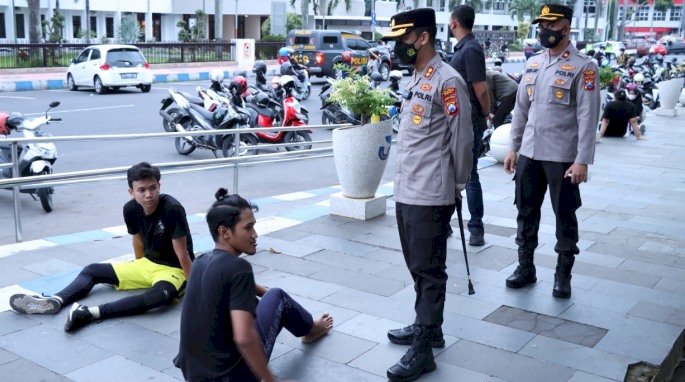 Kapolres Jember, AKBP Hery Purnomo, saat menemukan sejumlah warga yang berolahraga di alun-alun kota Jember tidak memakai masker