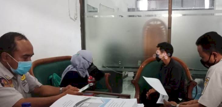 Sepasang muda-mudi saat tertangkap kamera dan dimintai keterangan di Kantor Satpol PP Jember /ist