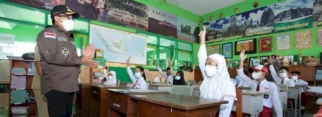 Wali Kota Malang Drs. H. Sutiaji saat meninjau Salah Satu Sekolah/Ist