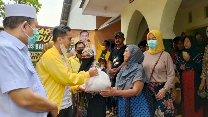 Oka Mahendra Jati Kusuma, saat memberikan sembako secara simbolis pada Korban Banjir Bandang Tongas Probolinggo. /RMOLJatim