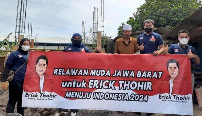 Relawan Muda Jawa Barat untuk Erick Thohir menuju Indonesia 2024 membantu pembangunan gedung NU di Garut/Ist