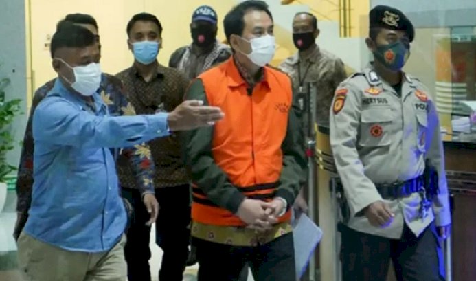 Azis Syamsuddin (memakai rompi oranye) saat usai menjalani pemeriksaan di Gedung KPK, Jakarta, Sabtu (25/9/2021) /Net 