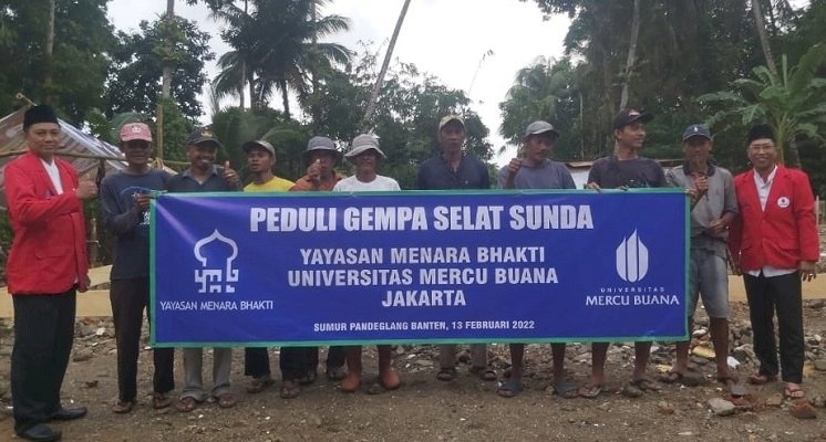 Utusuan Universitas Mercu Buana saat beri bantuan bangunan masjid secara simbolik ke warga korban Gempa Selat Sunda/Ist