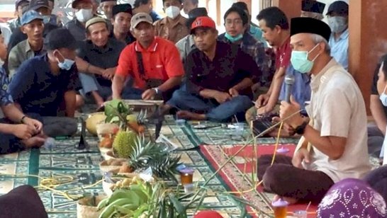 Ganjar saat berdialog dengan warga Desa Wadas yang menolak penambangan quari untuk bendungan Bener, pada Jumat lalu (11/2)/Ist