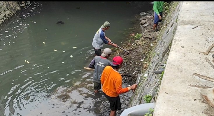 Dinas PUPR Kota Kediri saat melakukan normalisasikan sungai/humas