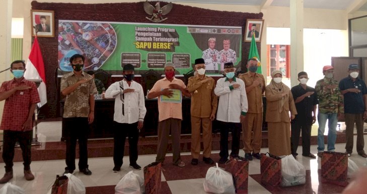 Bupati Bondowoso bersama Kadis Lingkungan Hidup usai memberikan bantuan untuk petugas kebersihan/RMOLJatim