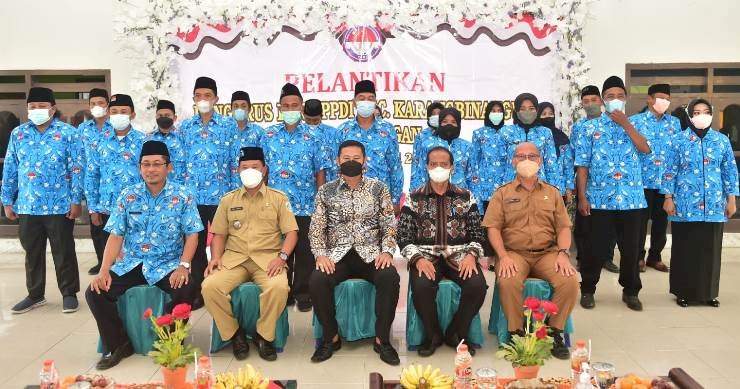 Bupati Lamongan Yuhronur Efendi berfoto bersama usai mengukuhkan Pengurus PPDI /Atmo