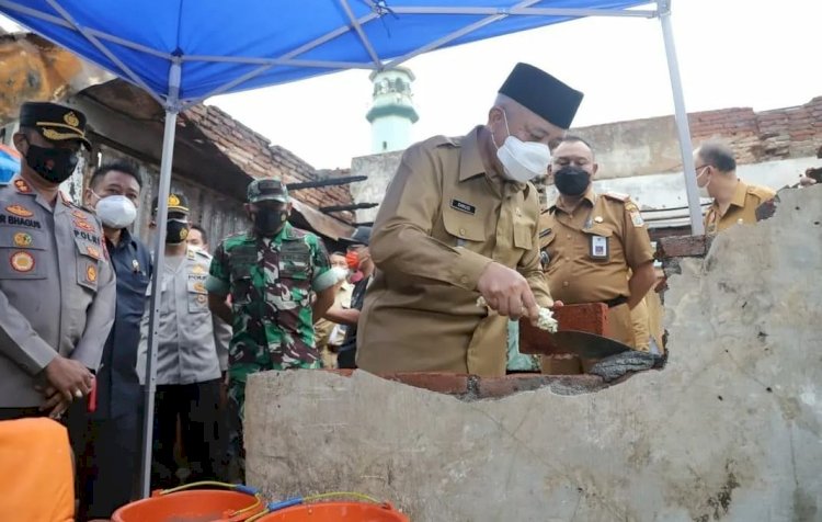 Bupati Malang, H.M Sanusi saat meletakkan batu pertama di pembangunan Pasar Bululawang/Ist