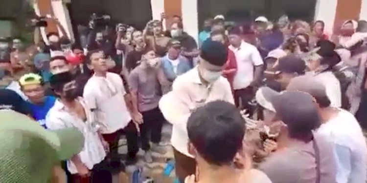 Gubernur Jawa Tengah Ganjar Pranowo saat keluar masjid dan disambut warga Desa Wadas/Net