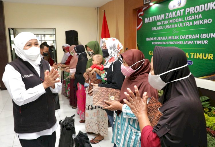 Gubernur Khofifah saat menyerahkan bantuan modal usaha ultra mikro zakat produktif dari Badan Usaha Milik Daerah (BUMD) kepada 140 pelaku usaha ultra mikro di Kantor Bakorwil Jember, Senin (14/2)/Ist 