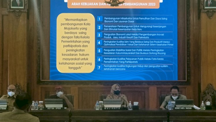 Wali Kota Mojokerto, Ika Puspitasari saat menghadiri forum konsultasi public/ist